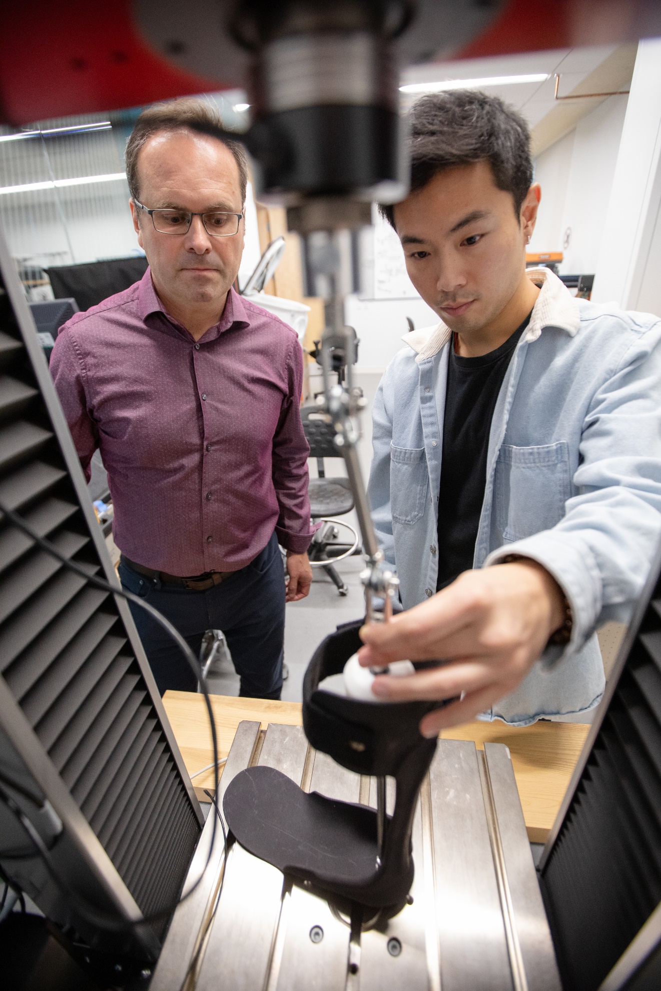 A person looking at a person's foot
AI-generated content may be incorrect.