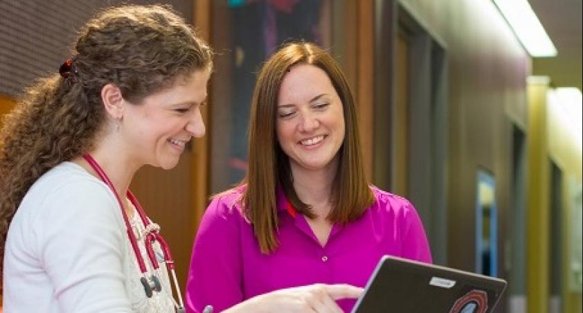 2 women looking at a laptop
