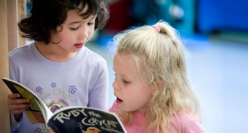2 girls reading books